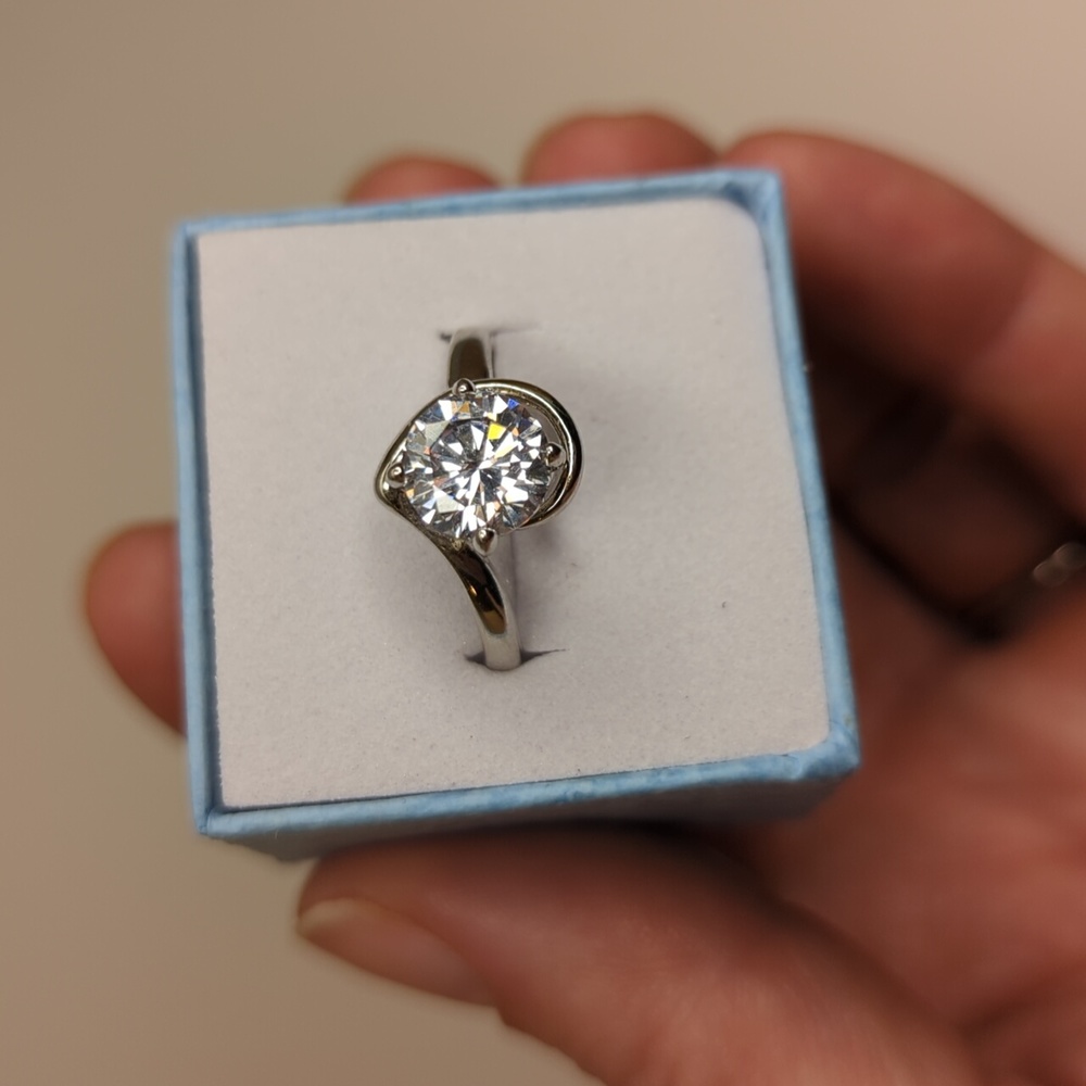 Fragrant Jewels Size 8 Ring Clear CZ Swirl Band NWOT